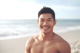浜辺に立つ筋肉質なアジア人男性