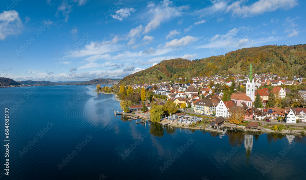 Luftbild von der Bodenseegemeinde Sipplingen am Bodensee mit der Seepromenade