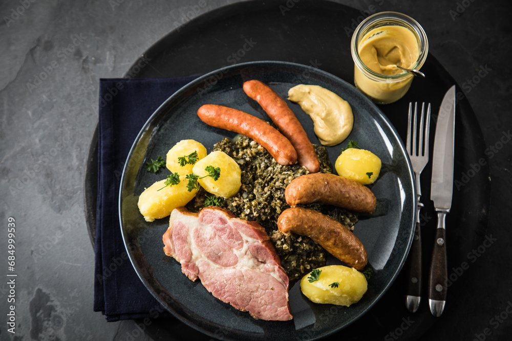 Oldenburger Grünkohl mit geräucherter Kohlwurst, Pinkel, Kassler Nacken ...