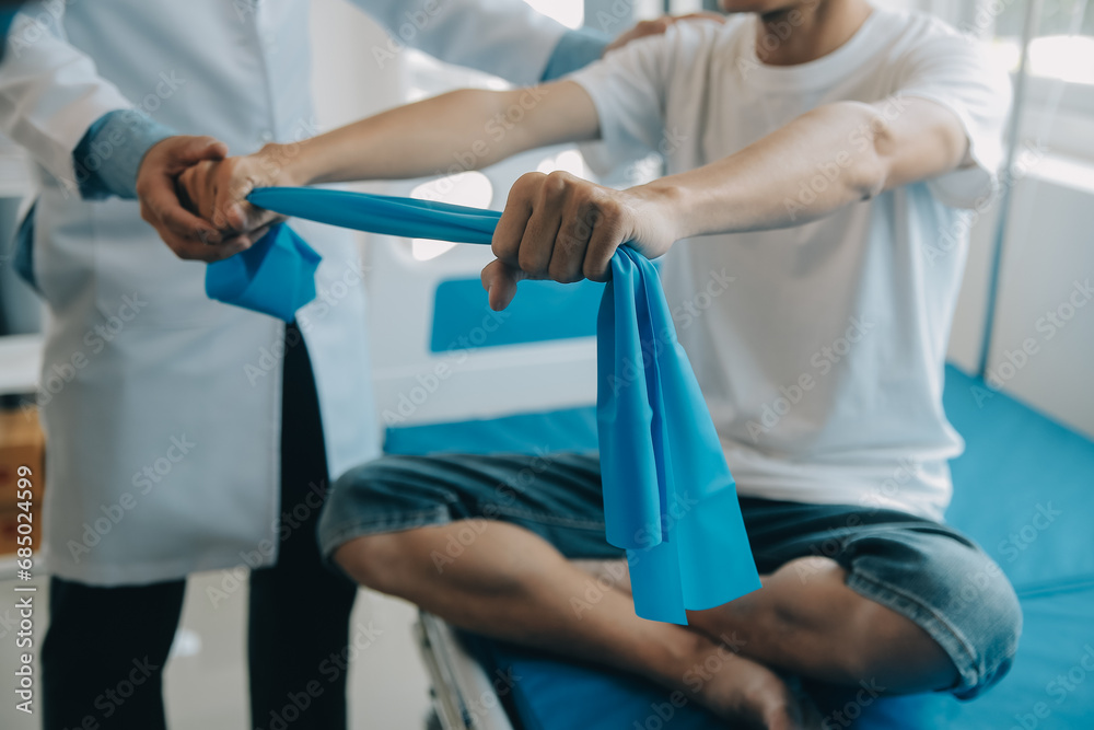 Obraz premium Doctor or physical therapist examines back pain and spinal area to give advice within the rehabilitation center.
