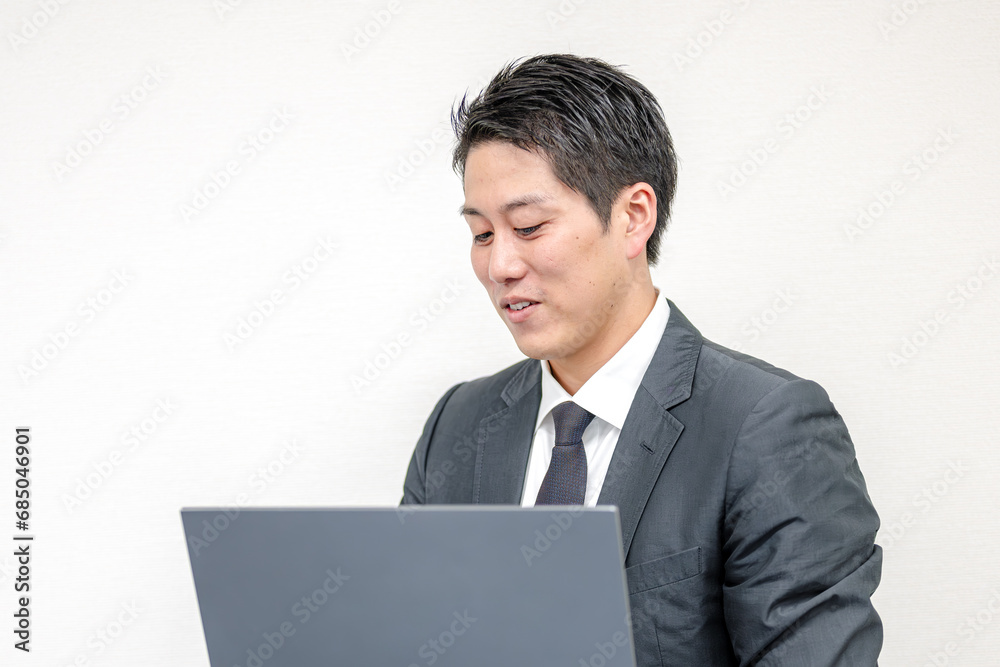 PCを持つビジネスマン PCを持つビジネスマン