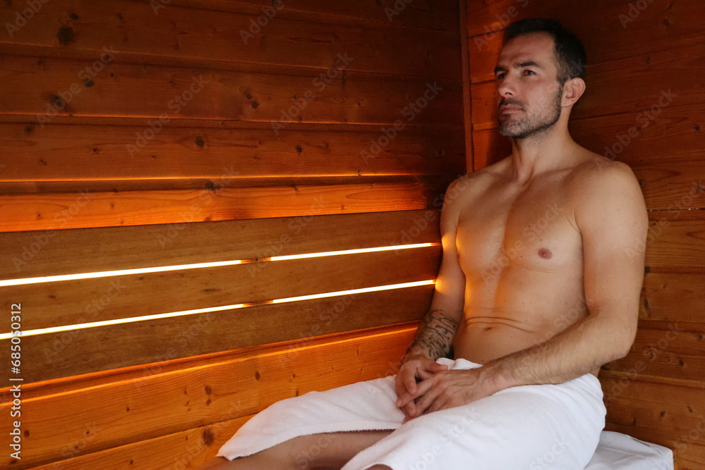 Przystojny mężczyzna korzysta z sauny. Odnowa biologiczna. Dbanie o zdrowie.  - obrazy, fototapety, plakaty 