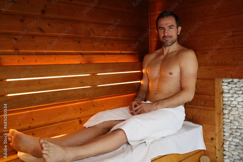 Przystojny mężczyzna korzysta z sauny. Odnowa biologiczna. Dbanie o zdrowie.  - obrazy, fototapety, plakaty 