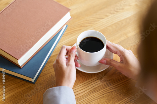 読書をしながらコーヒーを飲む女性 photo