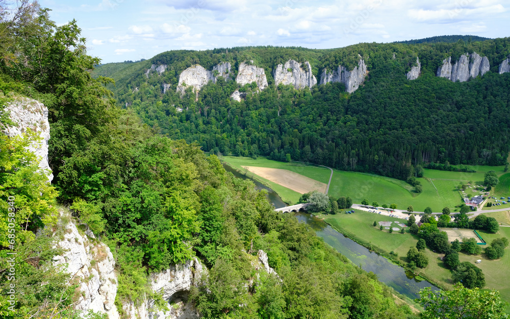 Oberes Donautal bei Hausen i. T. mit Blick auf Wagenburg (Landkreis Sigmaringen)