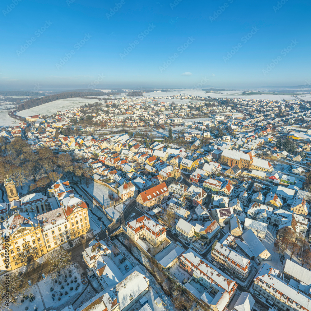 Blick auf die verschneite Innenstadt von Ellingen in Mittelfranken