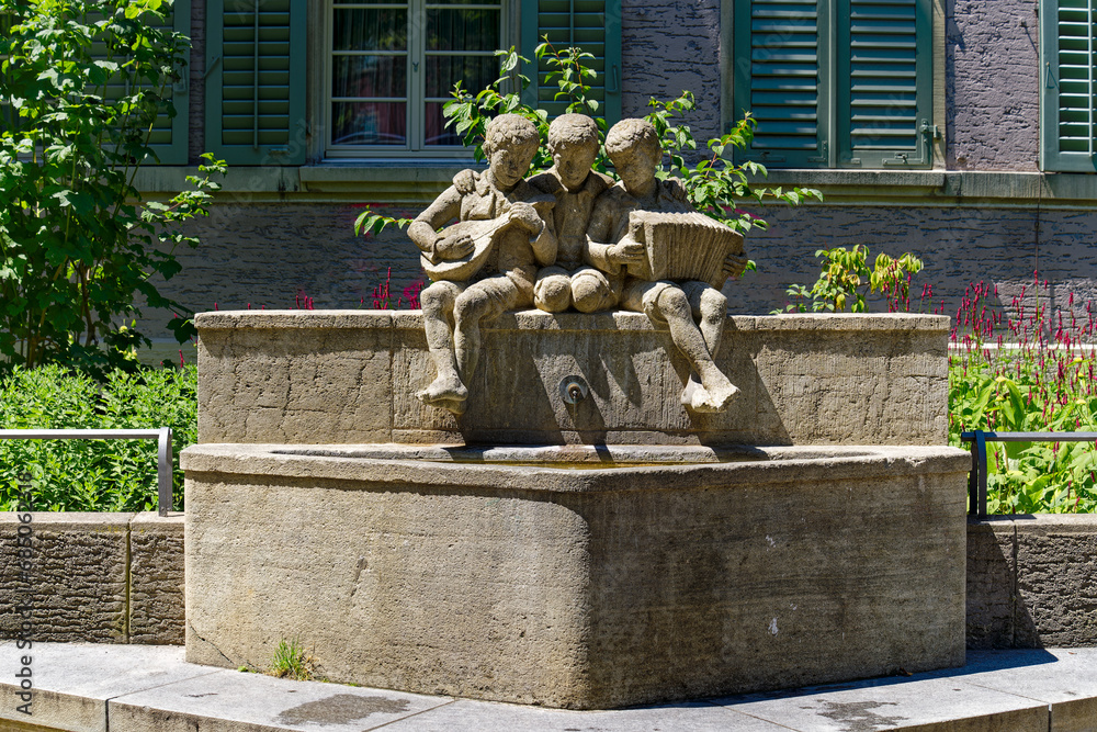 Φωτογραφία Town square named Röntgen Square at Swiss City of Zürich on a hot sunny summer day