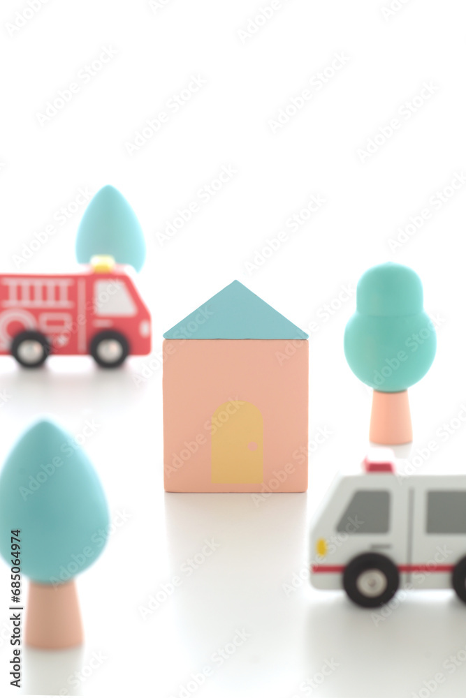 Fototapeta premium ミニチュアの家と緑が豊かな住みやすい安全な街並みのジオラマ風景
