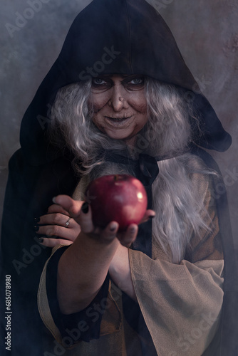 Obraz na płótnie Stepmother witch gives poisoned red apple