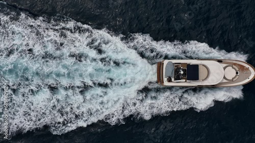Barco de lujo desde toma zenital photo
