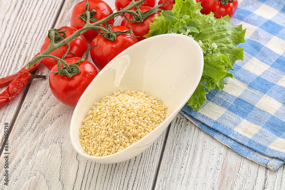 Raw sesame seeds in the bowl