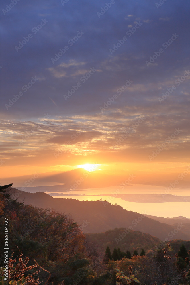 鳥取県にある秋の伯耆大山の夜明けと朝焼け