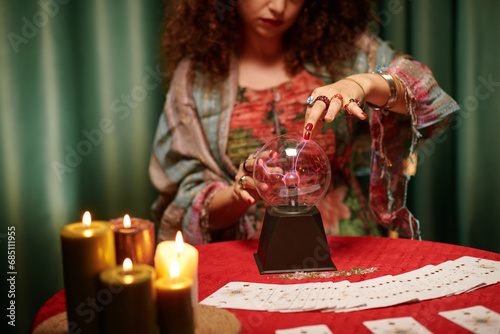 Fotografía Hands of fortune teller gazing into crystal ball to see fortune