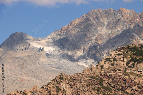 Majestätischer Riese über dem Valle Preda Rossa; Monte Disgrazia (3678m) mit Preda Rossa Gletscher von Casere Scemendone gesehen