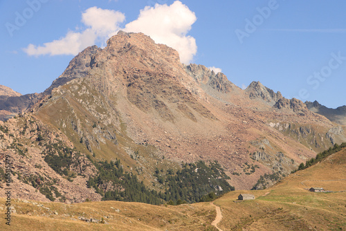 Wunderschöne Alpenalndschaft über dem Val Masino; Blick von San Quirico zu den Corni Bruciati (3114m)