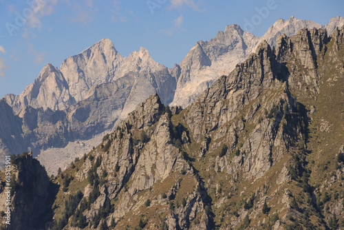 Schroffe, Imposante Hochgebirgslandschaft des Bergell; Blick von Süden über das Val Masino zum Picco Cengalo (3369 m)