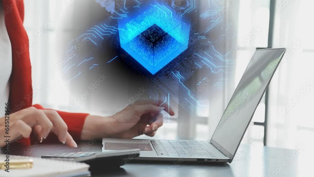 Mujer trabajando con su laptop, su calculadora, tomando nota de sus conclusiones. Aplica inteligencia artificial para agilizar su trabajo.