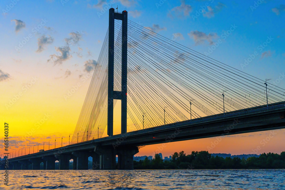 Obraz premium Dnipro Sunset: Southern Bridge View