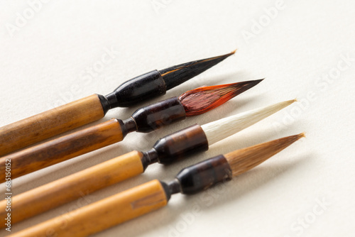 Quatre pinceaux en bois pour la calligraphie, de taille différentes et alignés