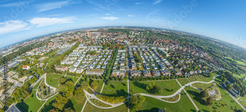 Panoramablick   ber das Sheridan-Areal auf die westliche Innenstadt von Augsburg  den Stadtteil Pfersee 