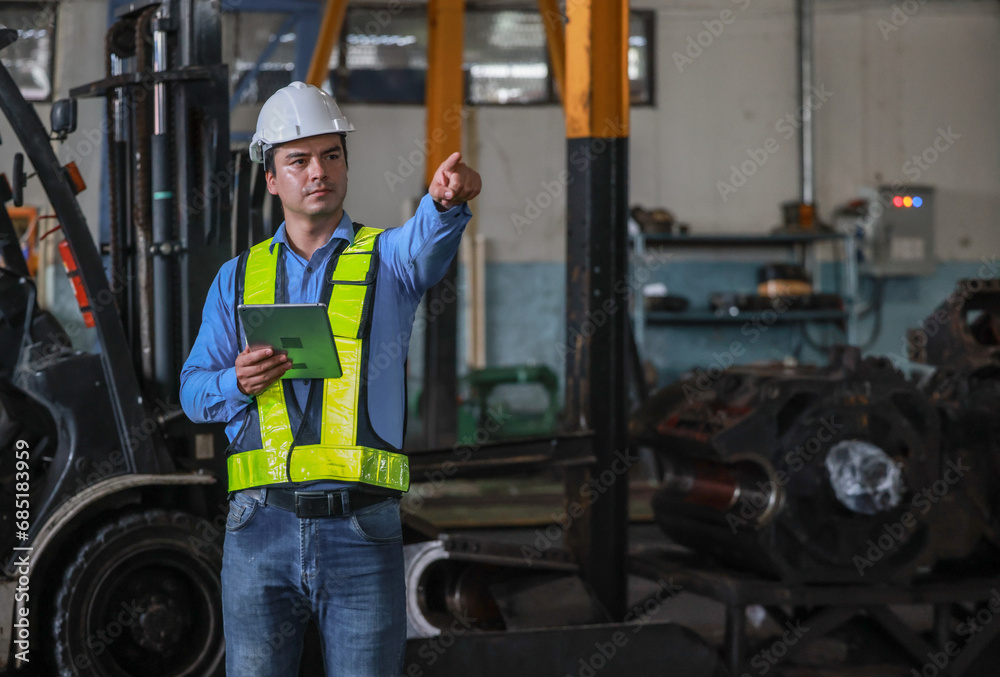 Obraz premium Software engineers upgrade locomotive energy app. Using real-time monitoring, data usage insights