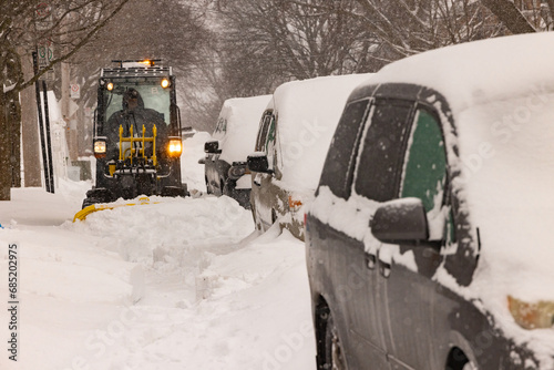Déneigeuse sur trottoir enneigé, jour, hiver, horizontal
