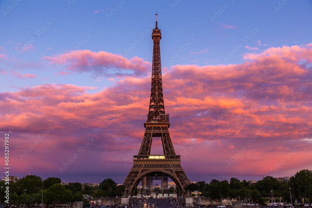Fototapeta premium Eiffel Tower in Paris during sunset, France