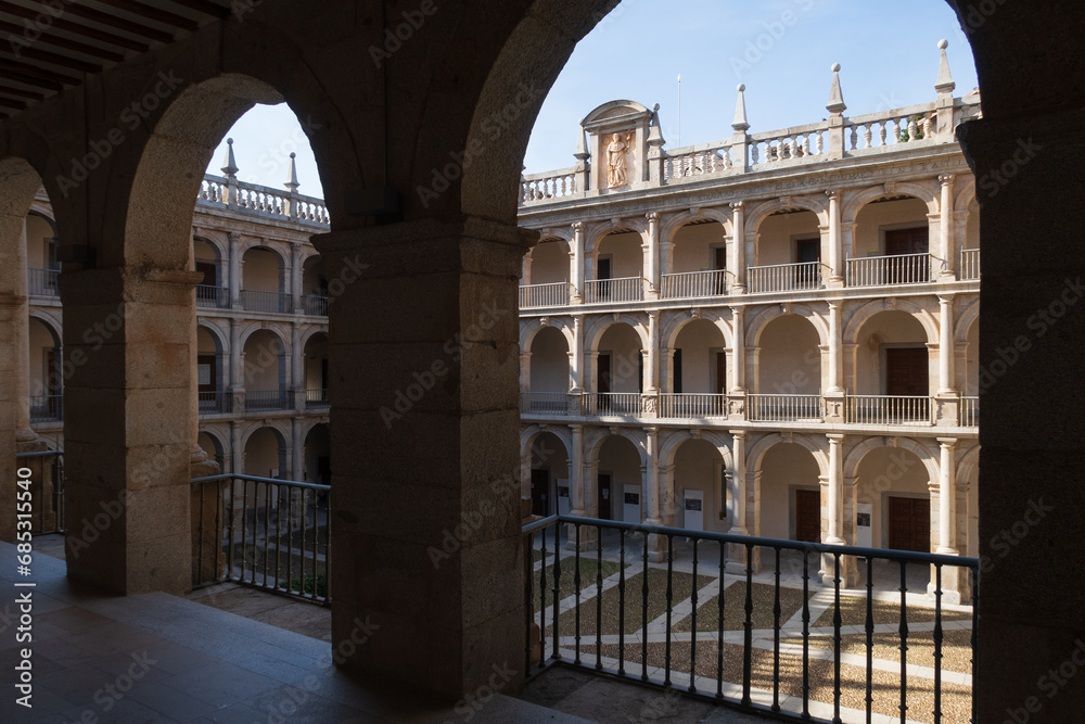 Vista del patio interior renacentista de la universidad complutense en Alcalá de Henares, Madrid, España.
