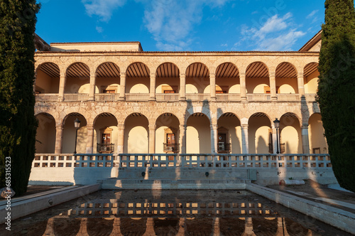 Vista de los jardines del palacio del Infantado, monumento gótico renacentista en Guadalajara, castilla la mancha, España.