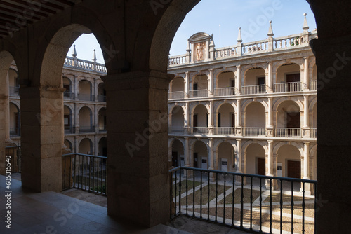 Vista del patio interior renacentista de la universidad complutense en Alcalá de Henares, Madrid, España. photo