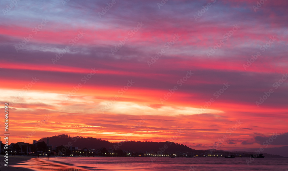 nuvens avermelhadas na praia da Cachoeira do Bom Jesus Canasvieiras Florianopolis Santa Catarina Brasil Florianópolis  