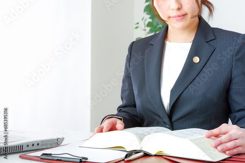 法律書を読む女性弁護士