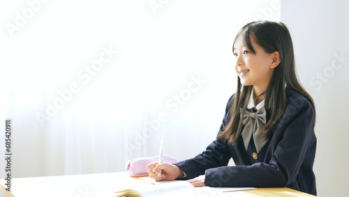 学校で勉強をする女の子 photo