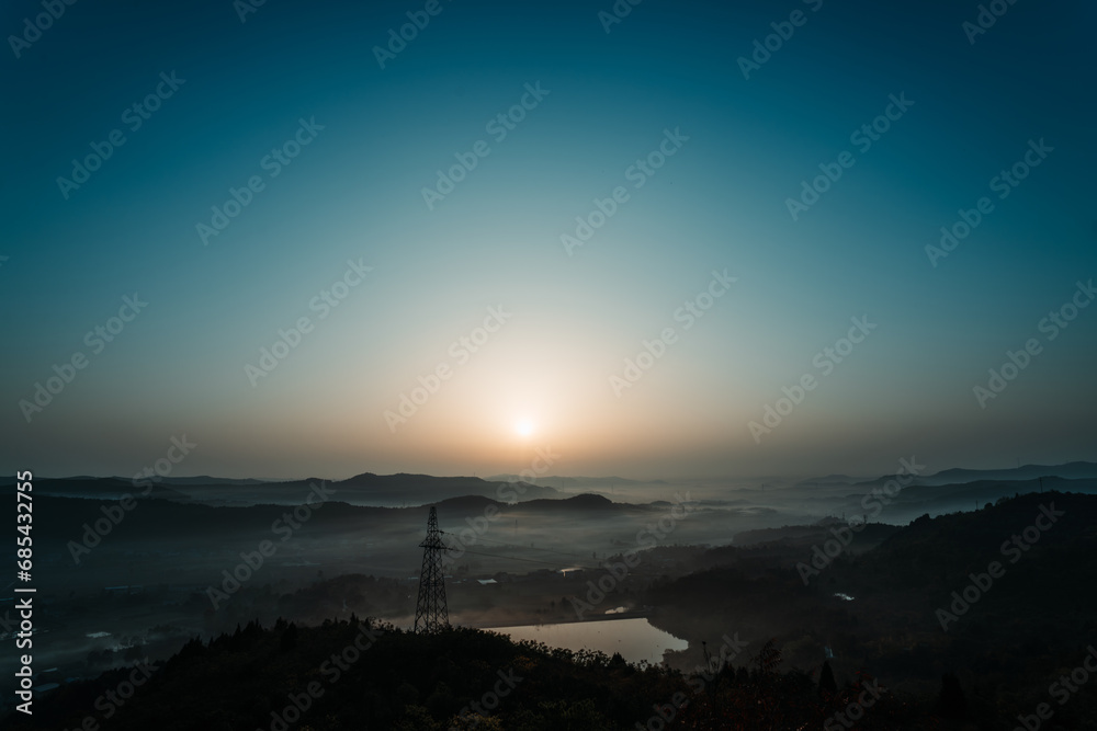 Naklejka premium Sunrise in the Winter Mountains amid the Morning Mist