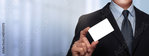 白いカードを持っているビジネスマン photo