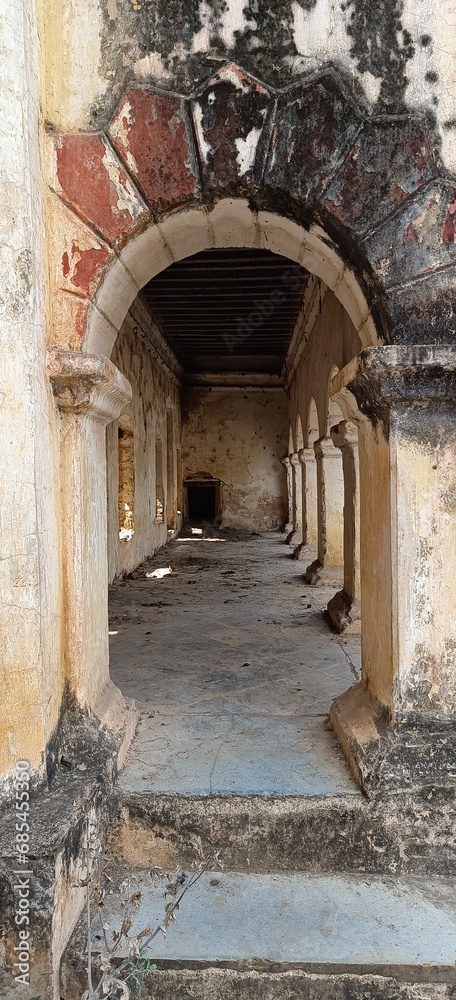 Obraz premium interior pillar view of an old historical building in India
