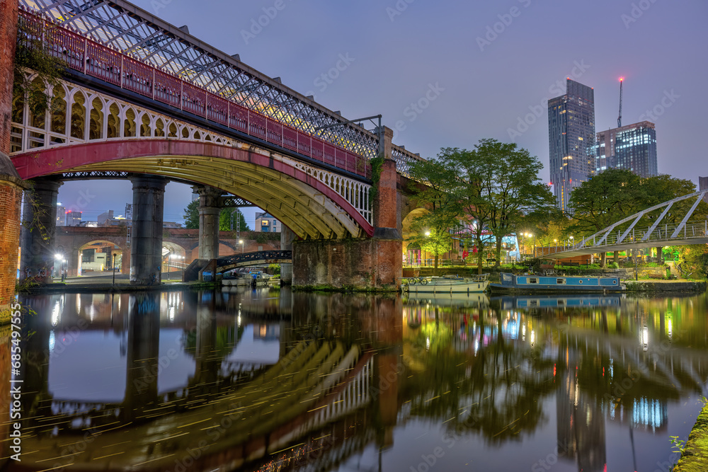 Fototapeta premium The famous Castlefield Viaduct in Manchester, UK, at night
