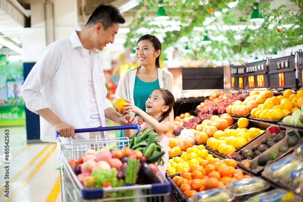© Blue Jean Images - Family shopping in supermarket © Blue Jean Images - Family shopping in supermarket