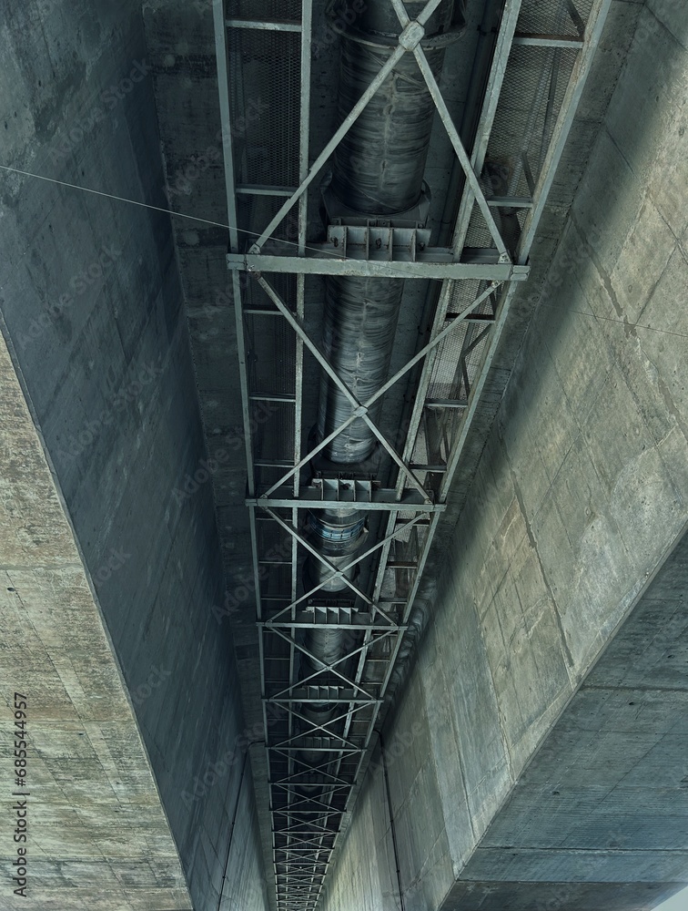 Obraz premium Pipes and steel frames under the bridge cool tone