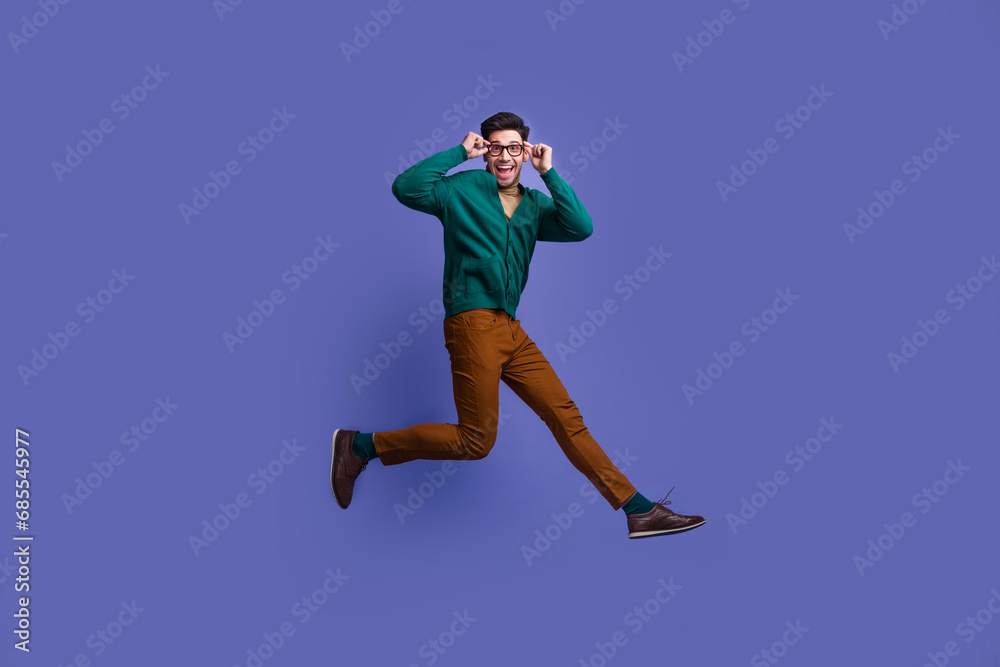 Photo of cheerful positive man wear stylish clothes hurrying optics shop special black friday sale isolated on violet color background