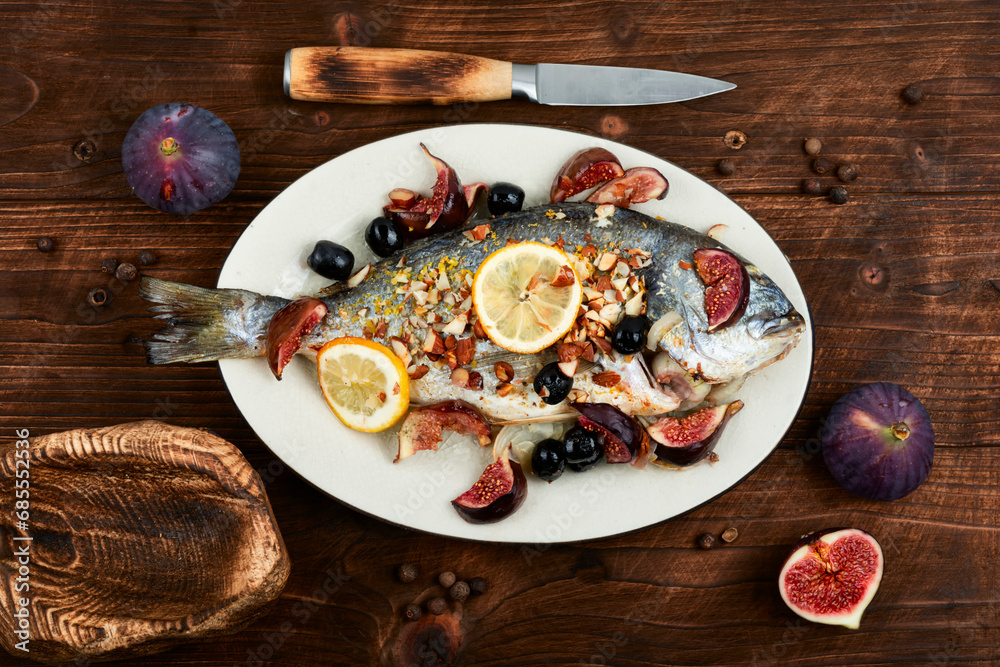 Delicious whole dorado fish baked with figs.