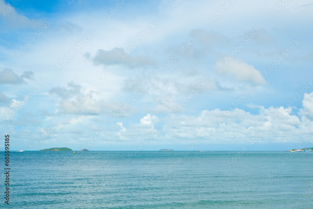 Obraz premium Tropical sea beach wave against blue sky with fluffy cloud
