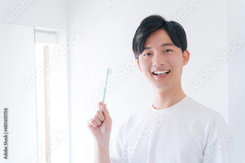 歯磨きをする若い男性