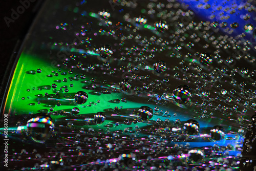 Krople wody na płycie CD, tekstura © Elżbieta Kaps