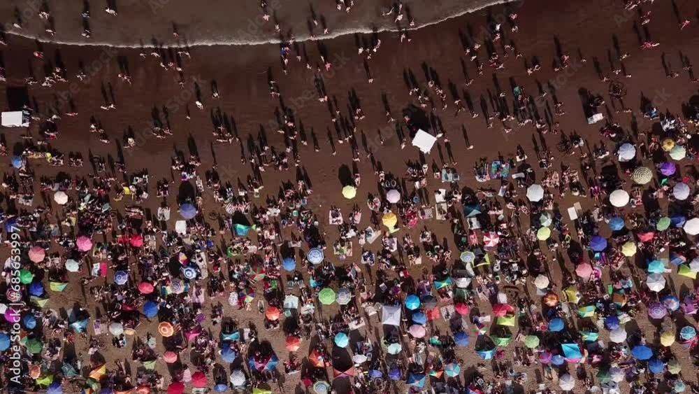 videos de drone en 4k cenital de sombrillas y carpas en la playa en la ciudad de Mar del Plata, Argentina
