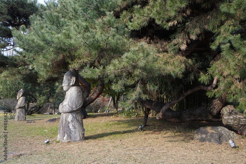 아산 전통문화전시장 정원에 있는 돌석 풍경입니다 아산 전통문화전시장 정원에 있는 돌석 풍경입니다