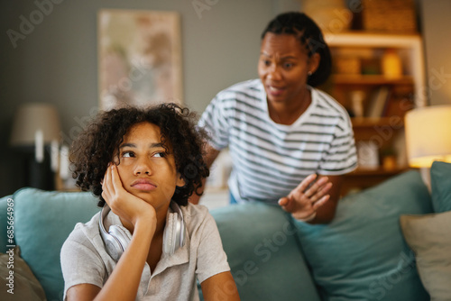 Tableau sur toile Mother scolding teenage her son at home