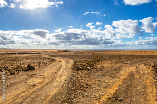 W  stenlandschaft mit Schotterwegen die sich Gabeln 