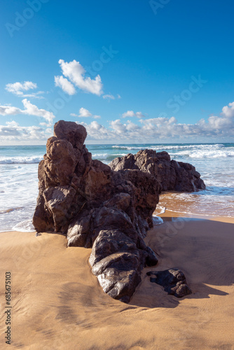 Meerlandschaft mit Felsen am Sandstrand