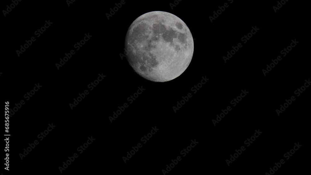 Fast Vollmond steht am klaren Nachthimmel und ist Ziel zukünftiger Weltallmissionen Fast Vollmond steht am klaren Nachthimmel und ist Ziel zukünftiger Weltallmissionen